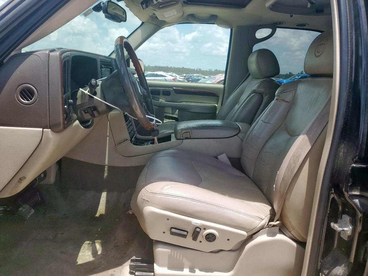 2004 Cadillac Escalade Luxury - Image 7