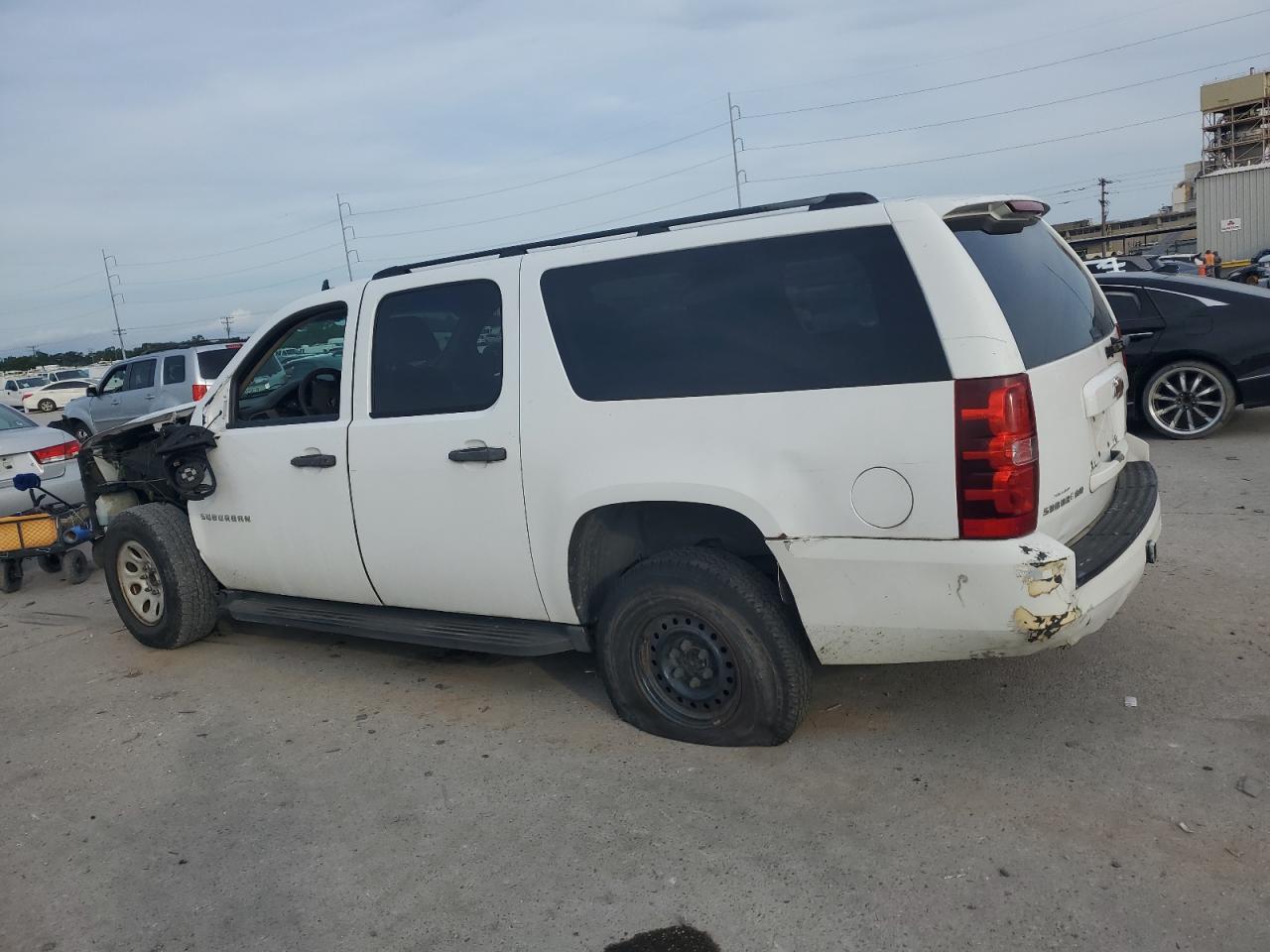 2011 Chevrolet Suburban C1500 - Фото 2