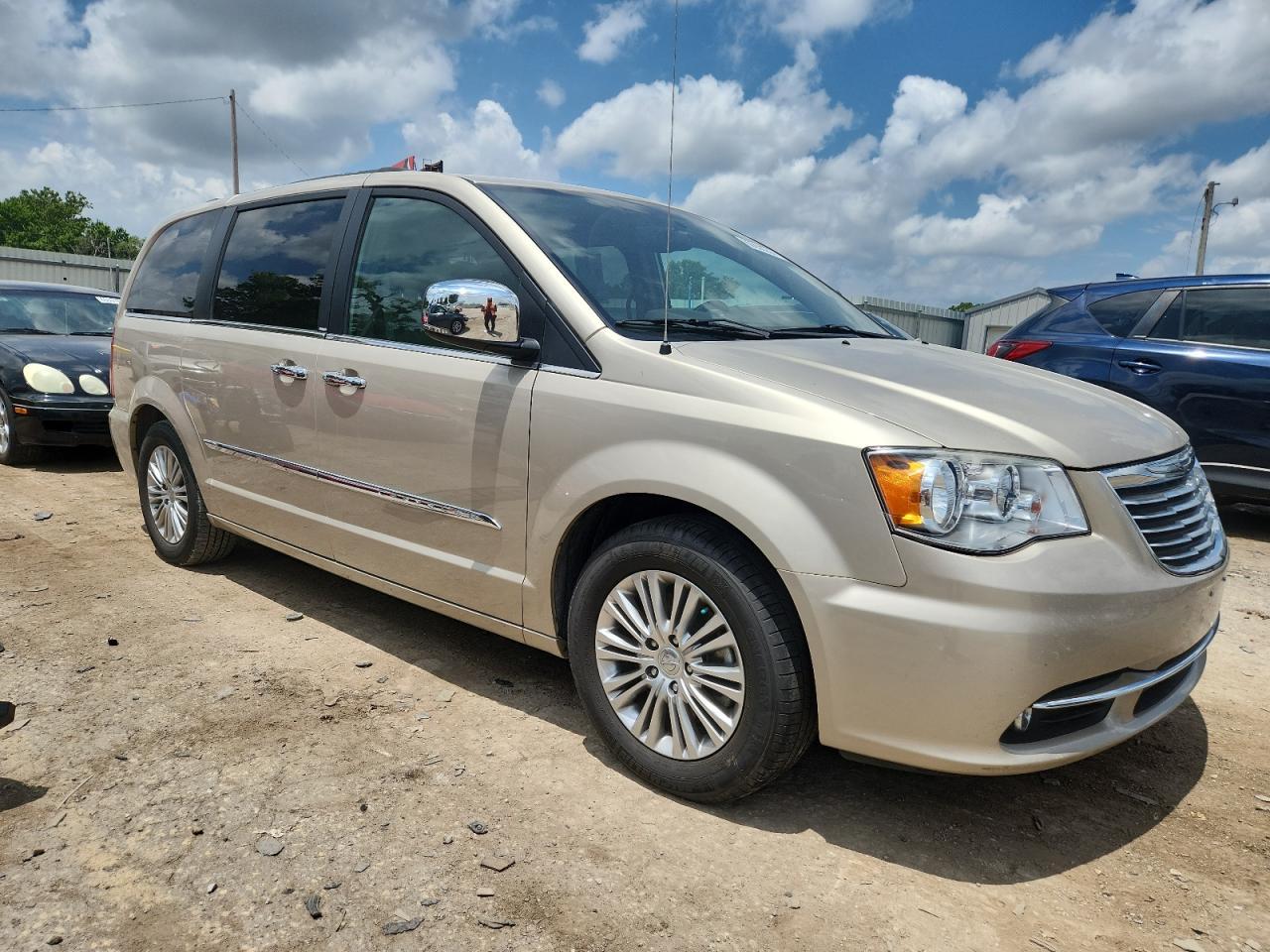 2013 Chrysler Town & Country Touring L - Фото 4