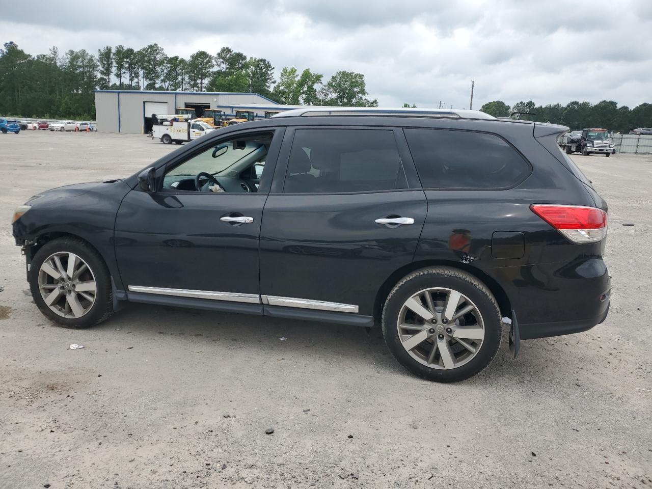 2016 Nissan Pathfinder S - Image 2