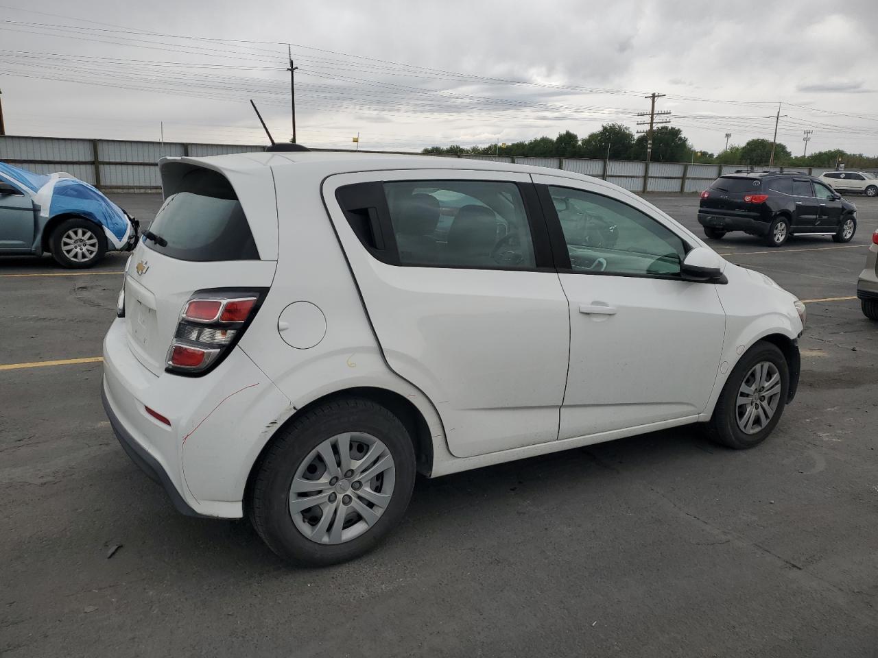 2017 Chevrolet Sonic - Фото 3