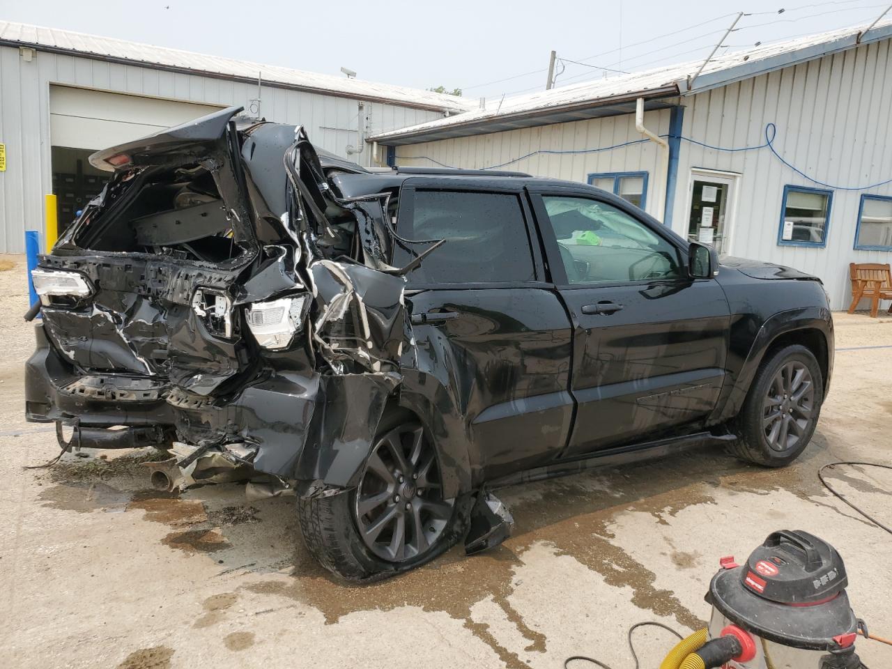 2019 Jeep Grand Cherokee Overland - Image 3