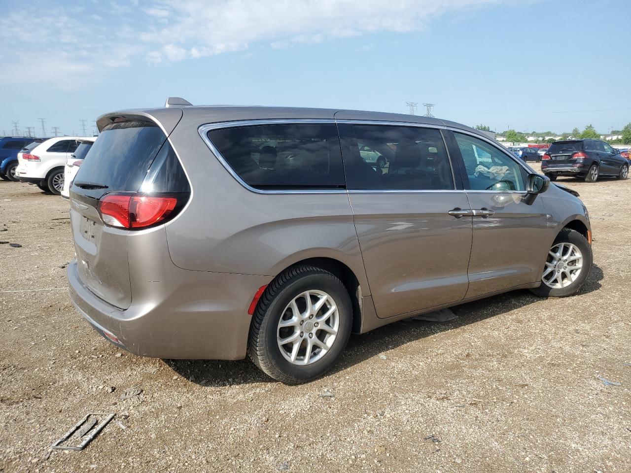 2017 Chrysler Pacifica Touring L - Image 3