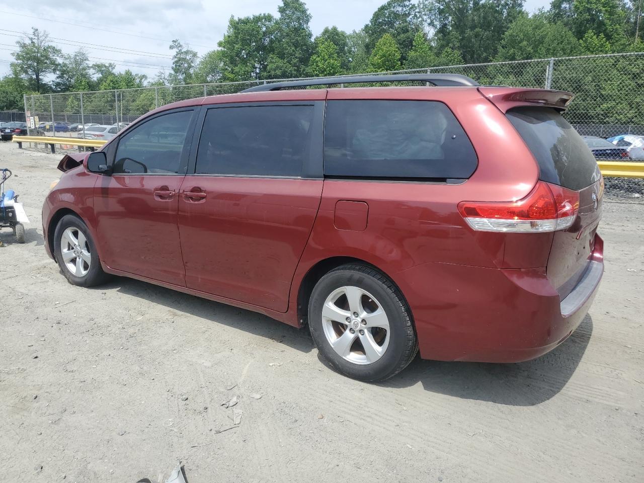 2011 Toyota Sienna Le - Image 2