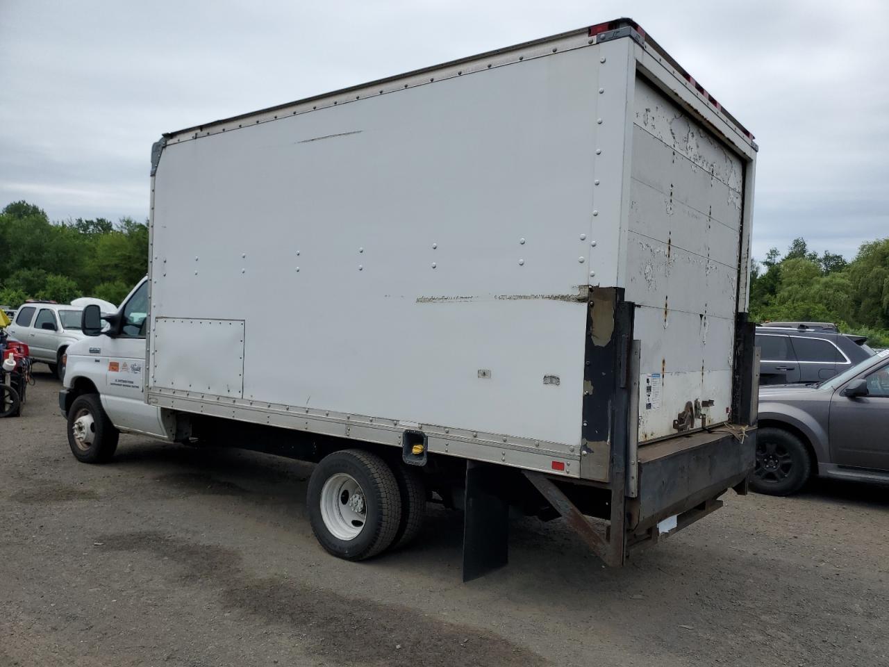 2010 Ford Econoline E350 Super Duty Cutaway Van - Фото 2