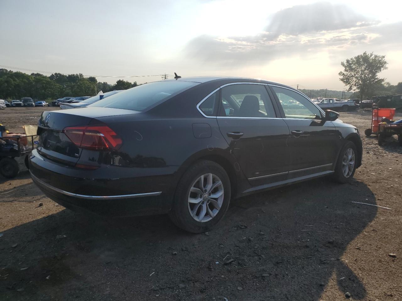 2017 Volkswagen Passat S - Фото 3