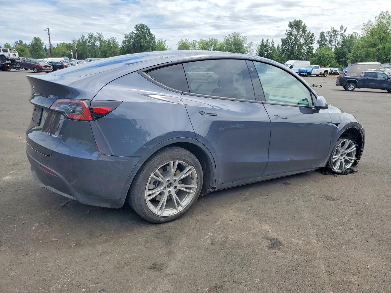 2023 Tesla Model Y - Фото 3