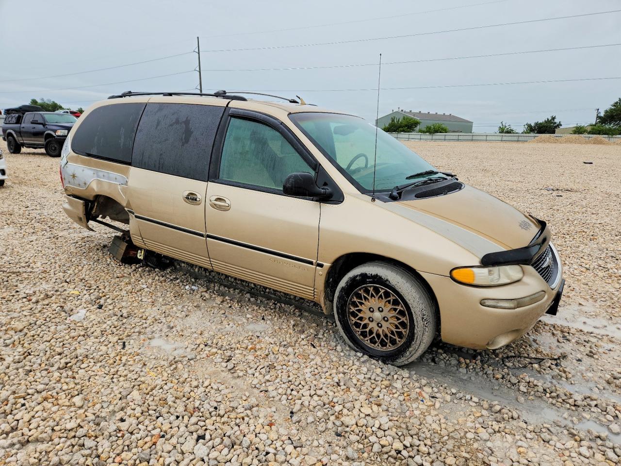1998 Chrysler Town And Country - Image 4