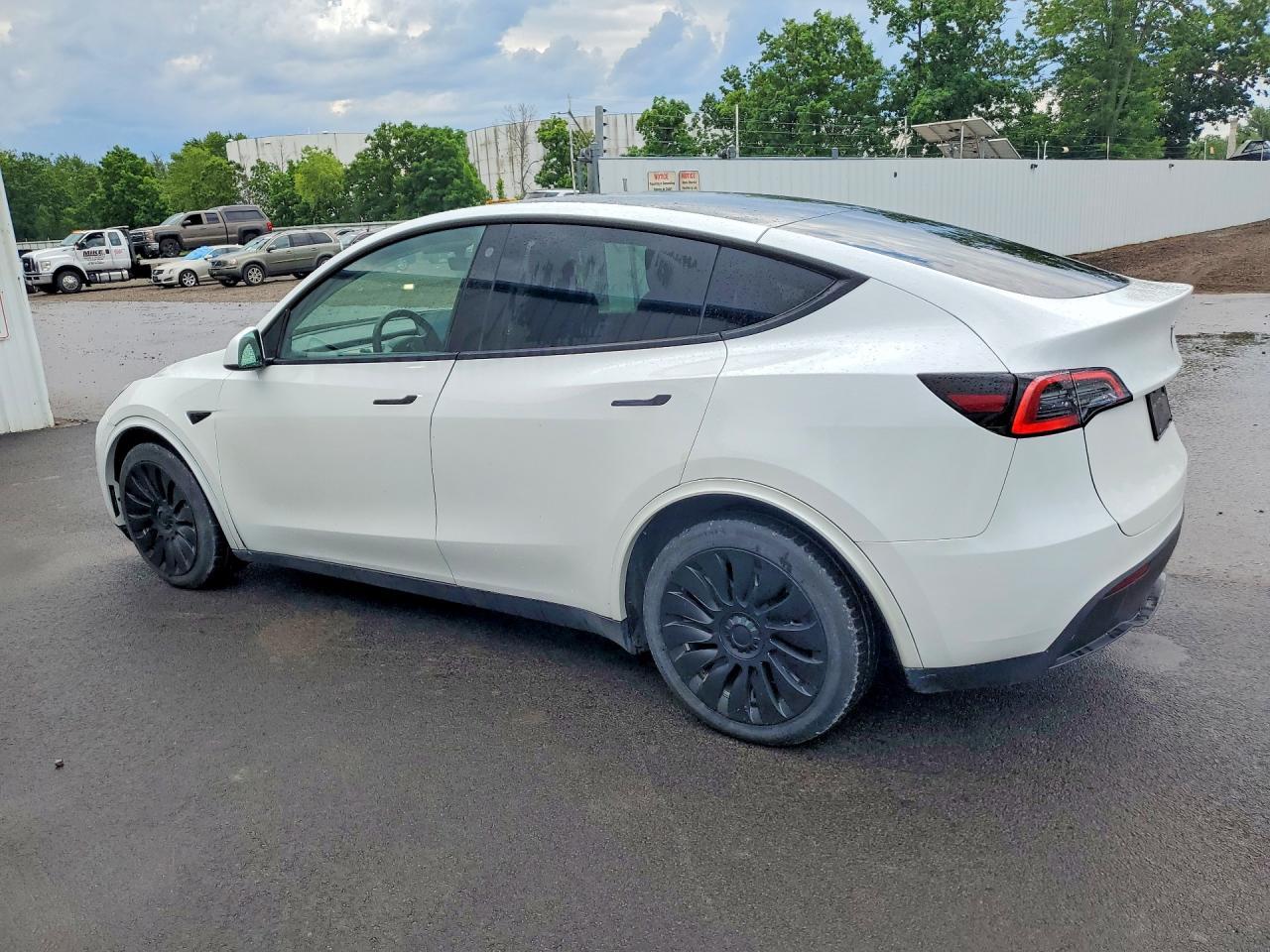 2023 Tesla Y - Фото 2