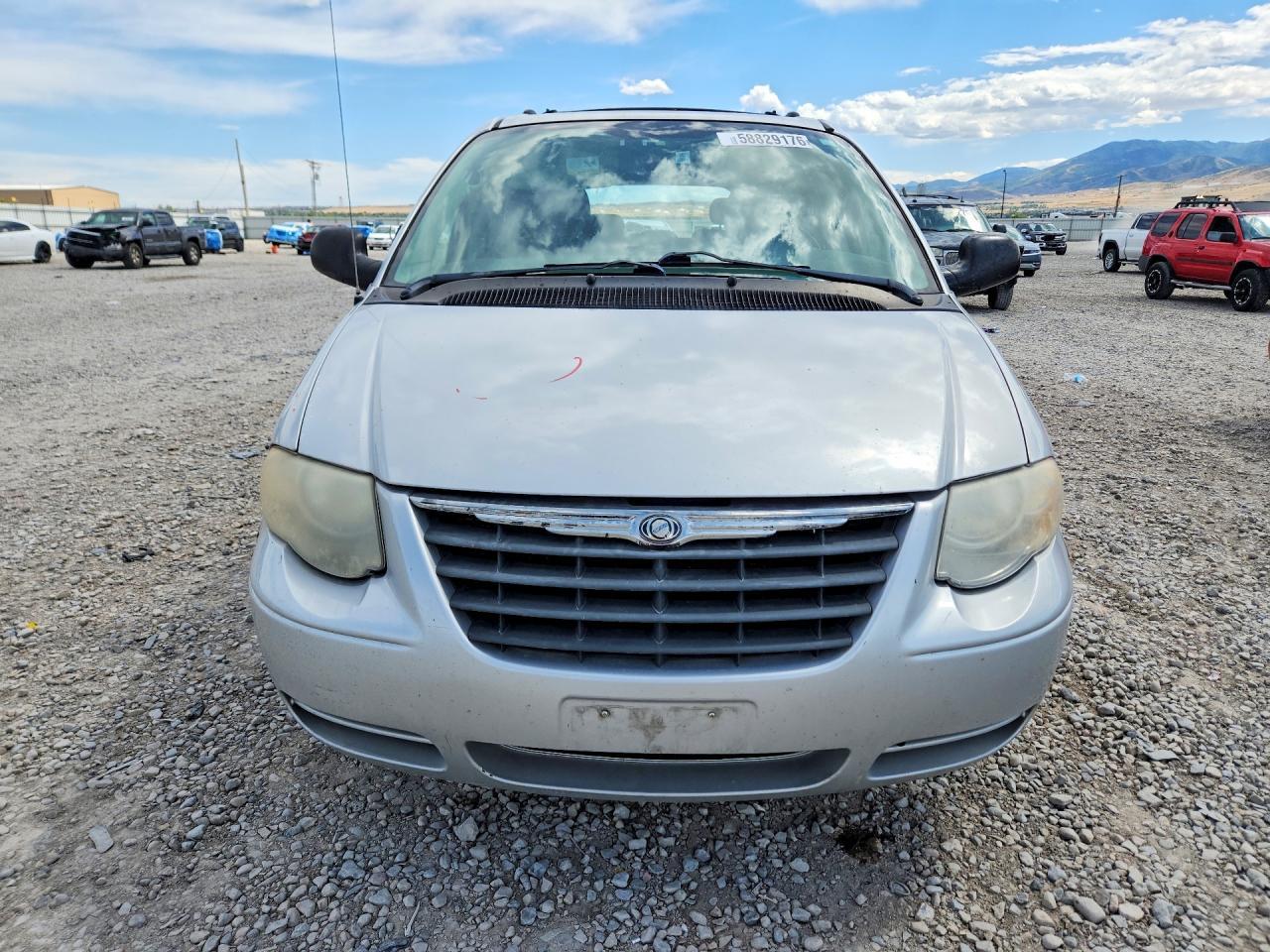 2005 Chrysler Town & Country Touring - Image 5