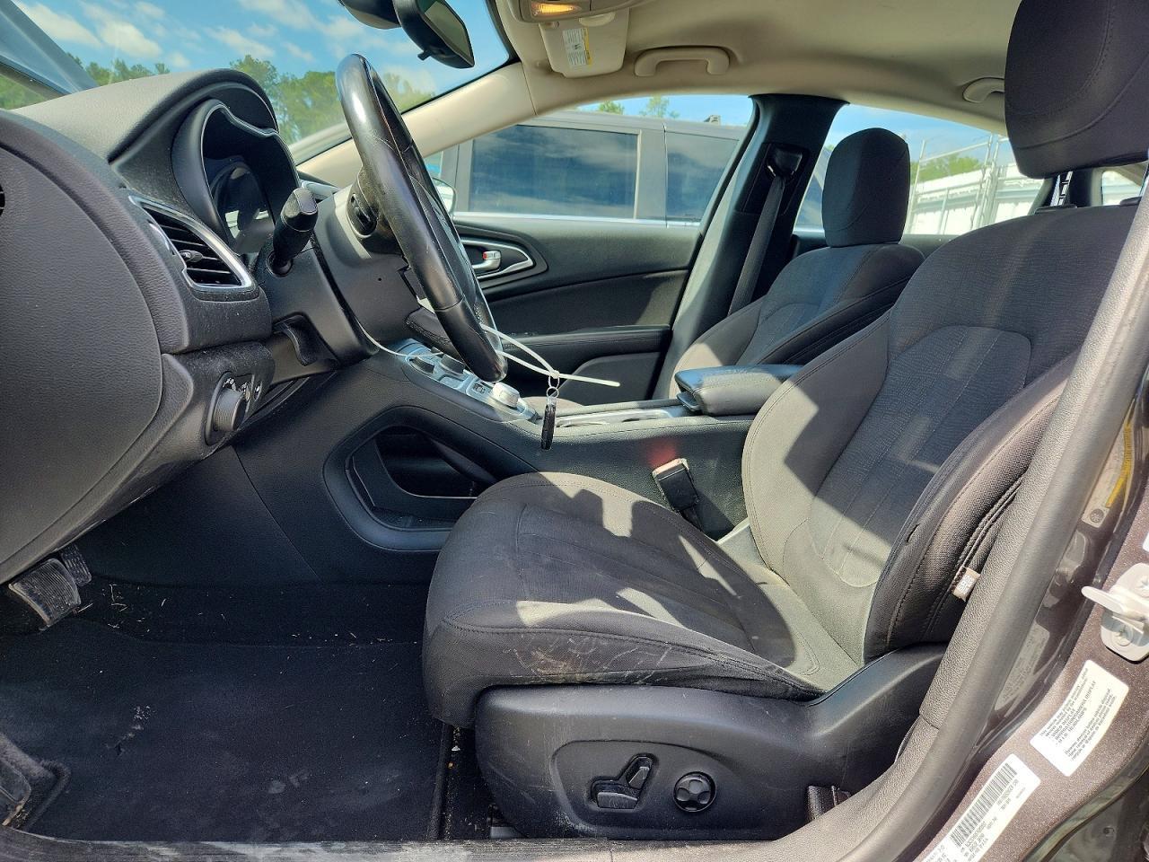2015 Chrysler 200 Limited - Image 7