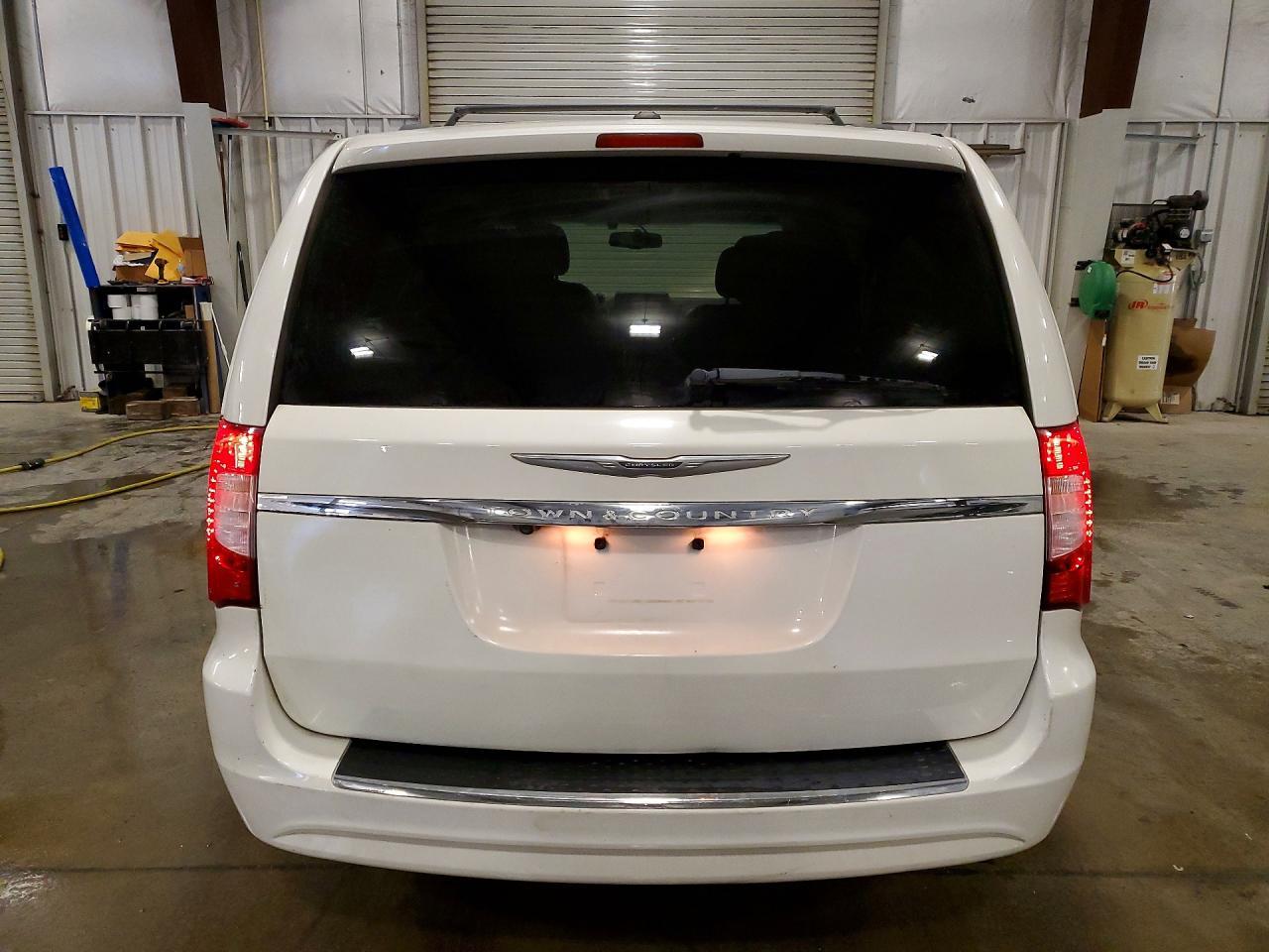 2013 Chrysler Town & Country Touring - Image 6