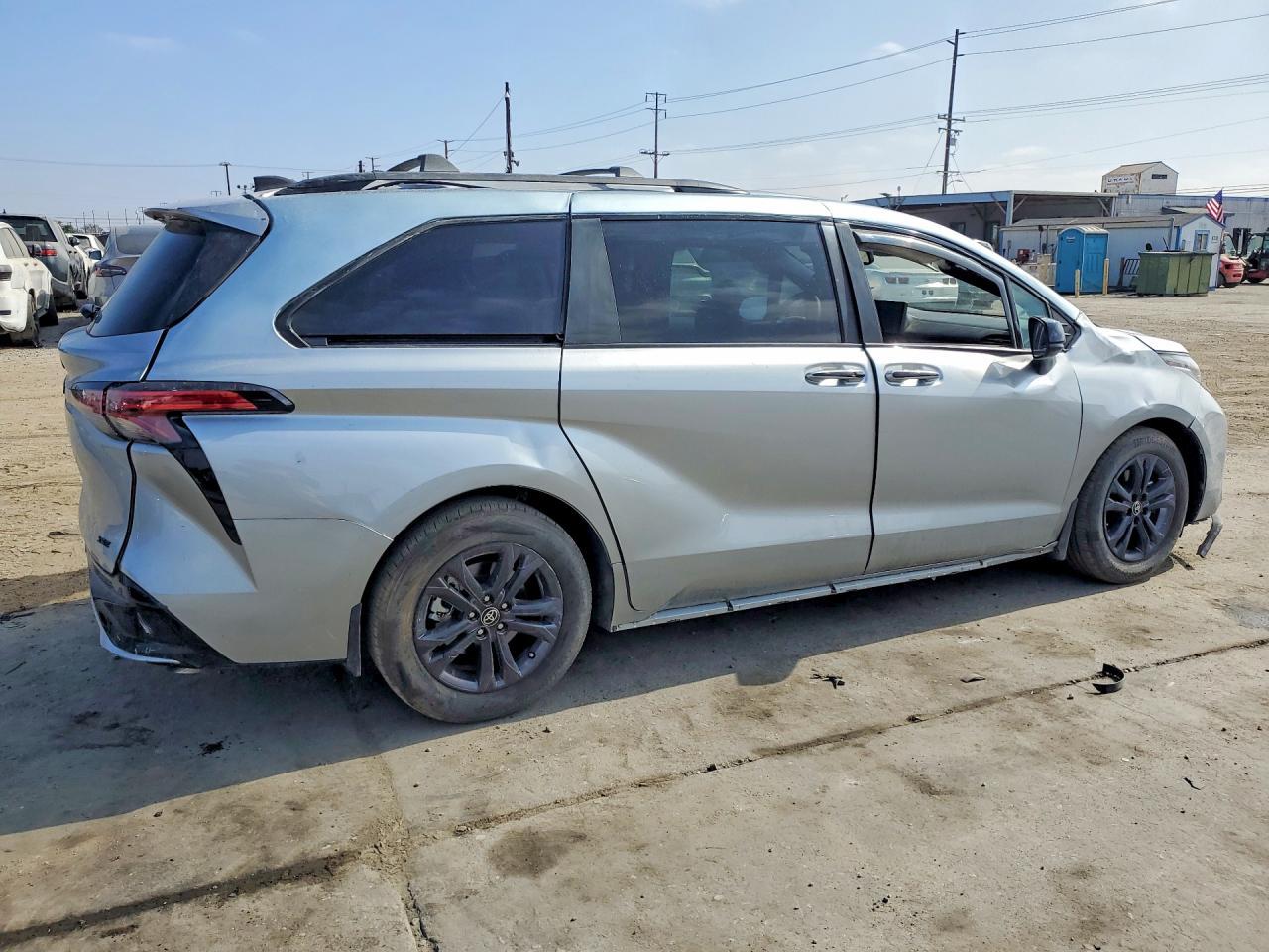 2025 Toyota Sienna Xse - Фото 3