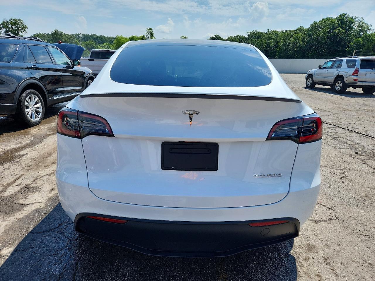 2025 Tesla Model Y - Фото 6
