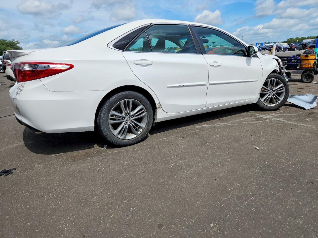 2015 Toyota Camry Se - Image 3
