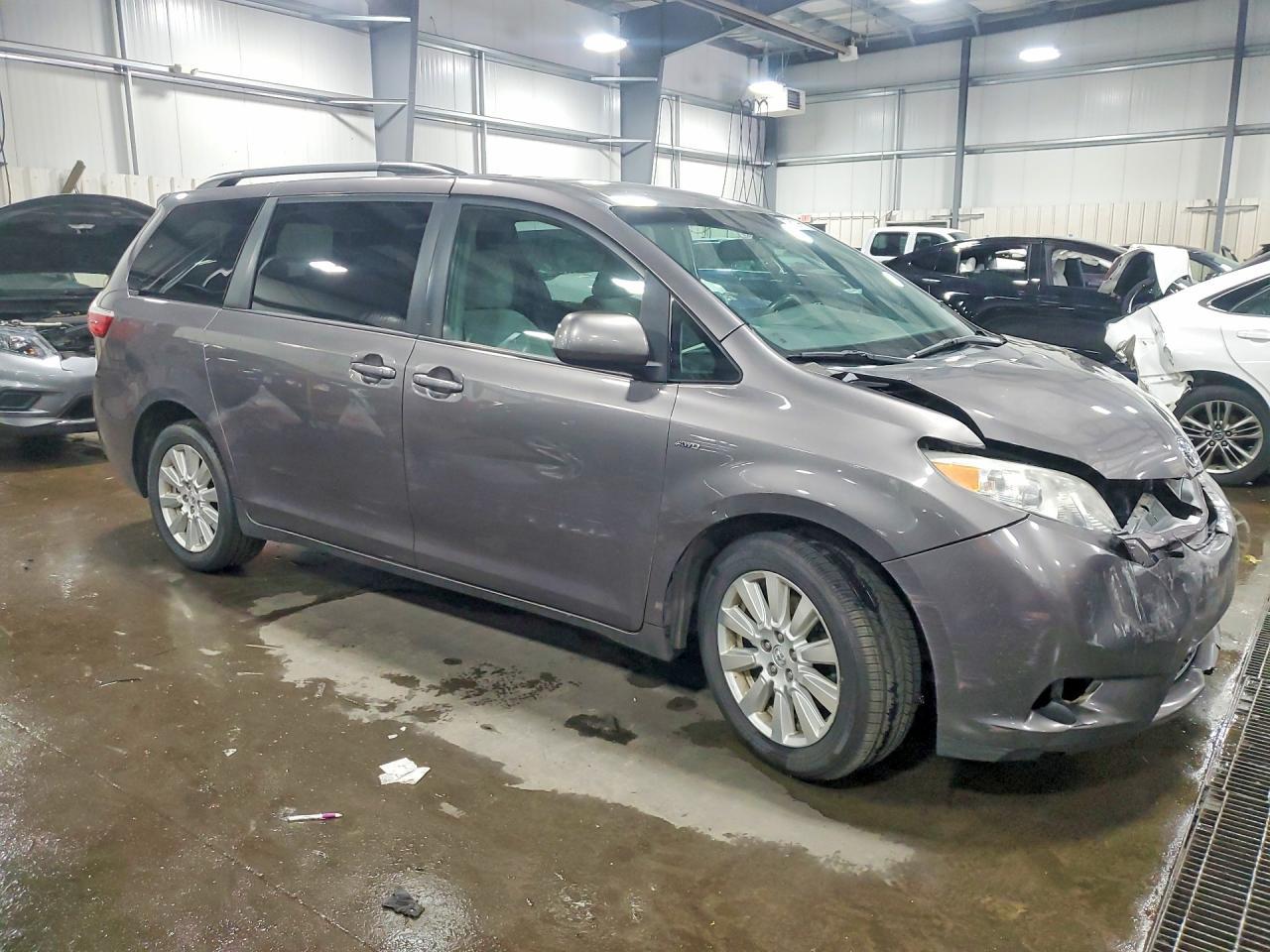 2017 Toyota Sienna Le - Image 4