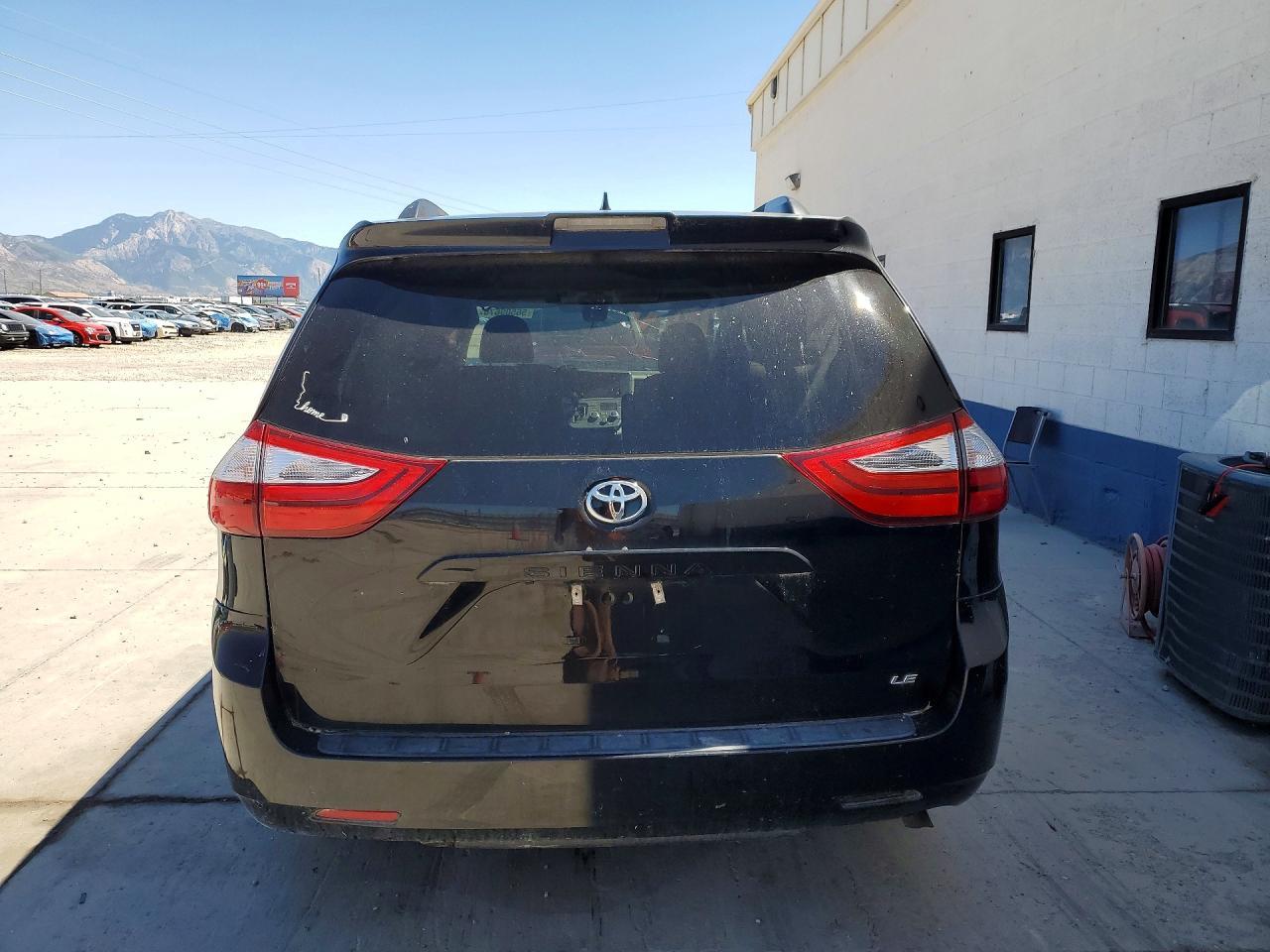 2018 Toyota Sienna Le - Image 6