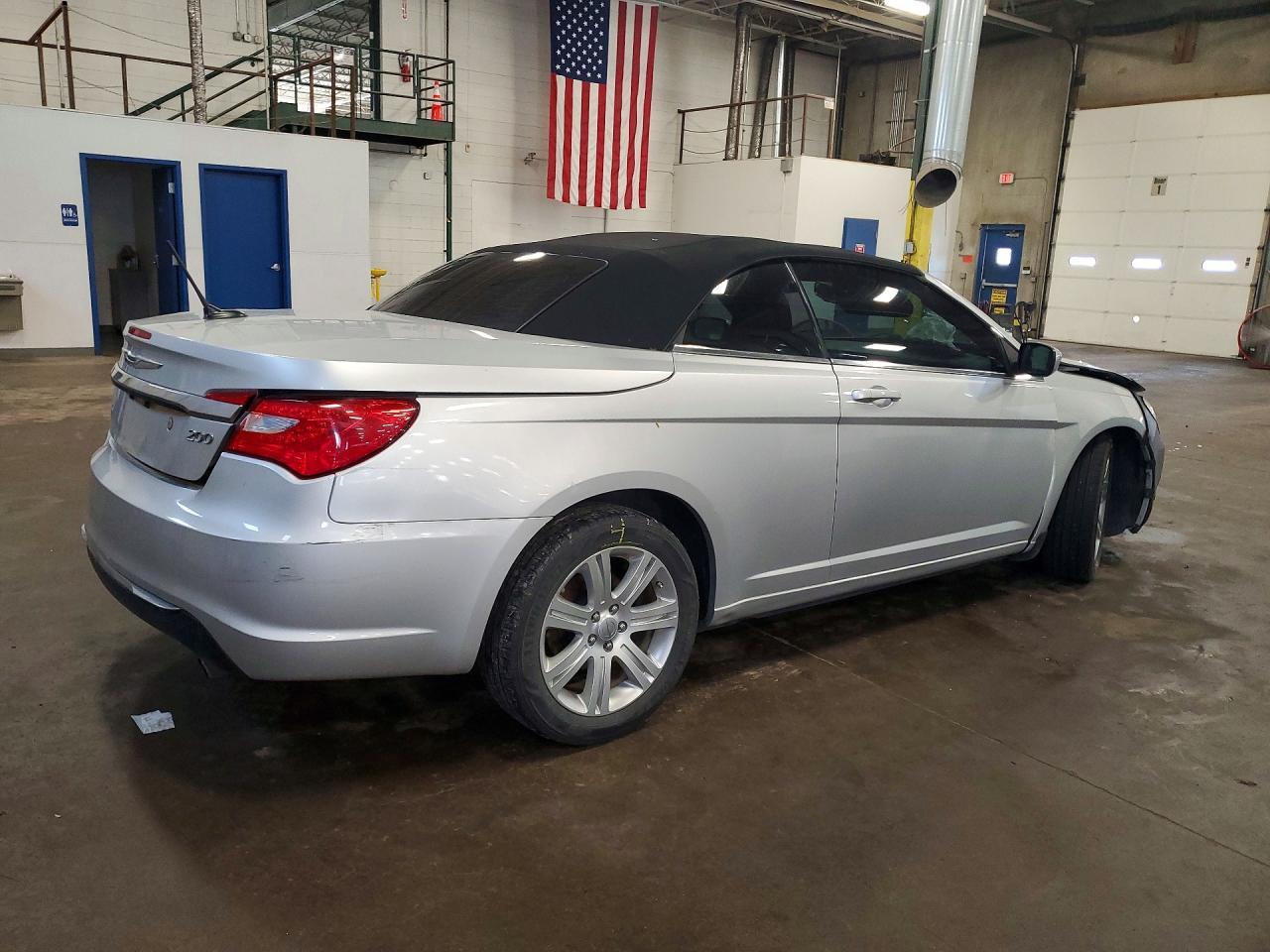 2012 Chrysler 200 Touring - Фото 3
