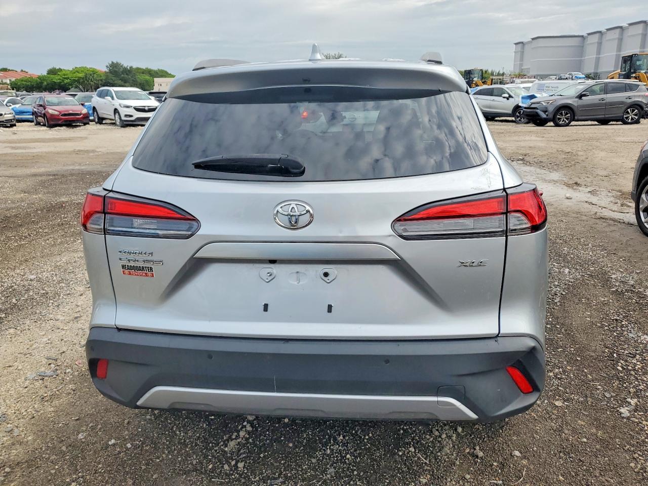 2023 Toyota Corolla Cross Xle - Image 6