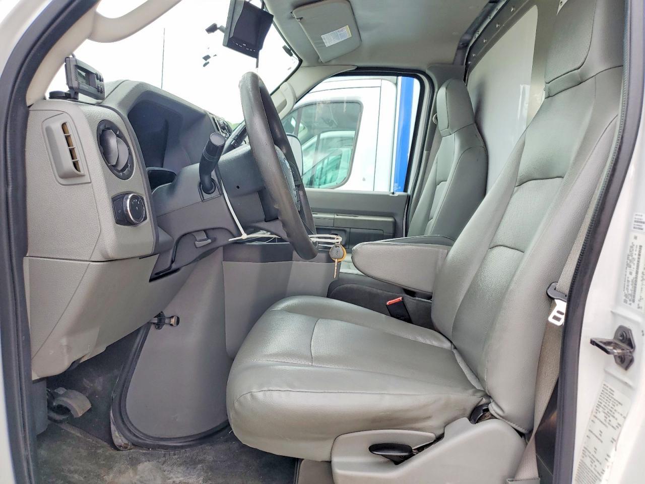 2024 Ford E350 Refrigerated Box Truck - Фото 7