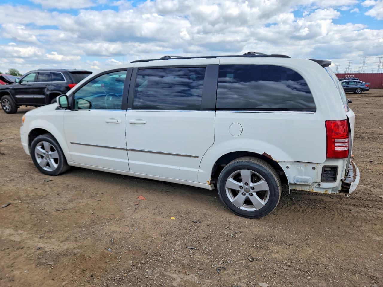 2010 Chrysler Town-Country - Фото 2