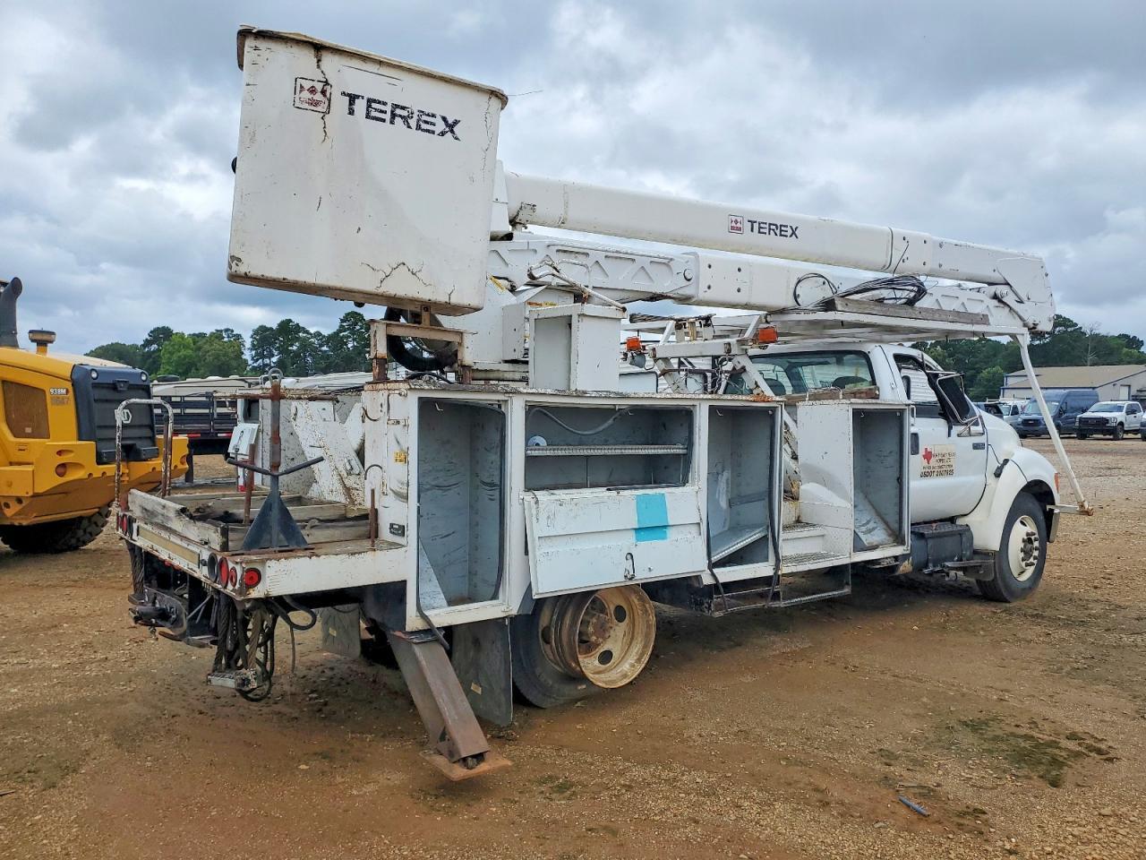 2007 Ford F750 Super Duty Bucket Truck - Image 4