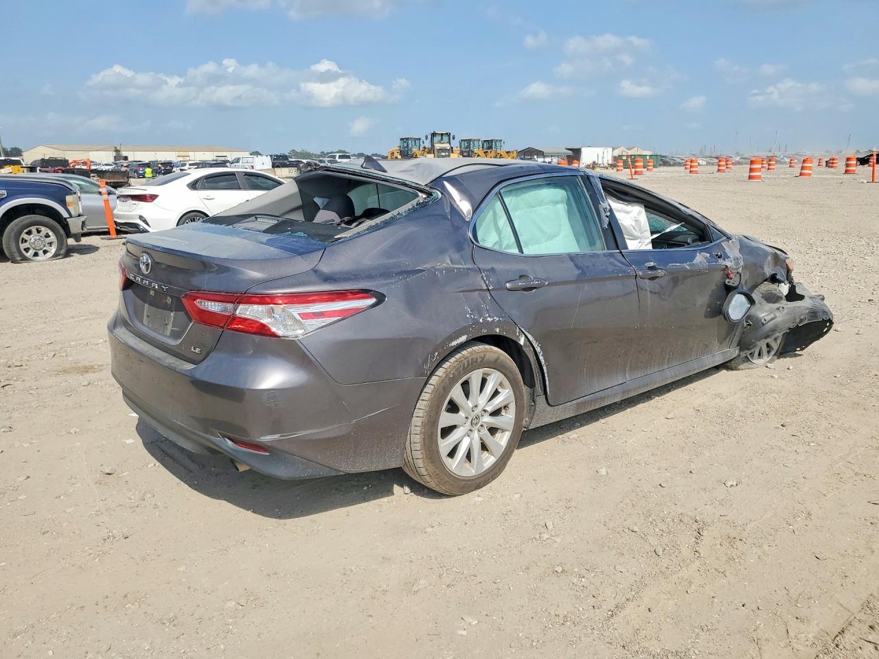 2020 Toyota Camry Le - Фото 3