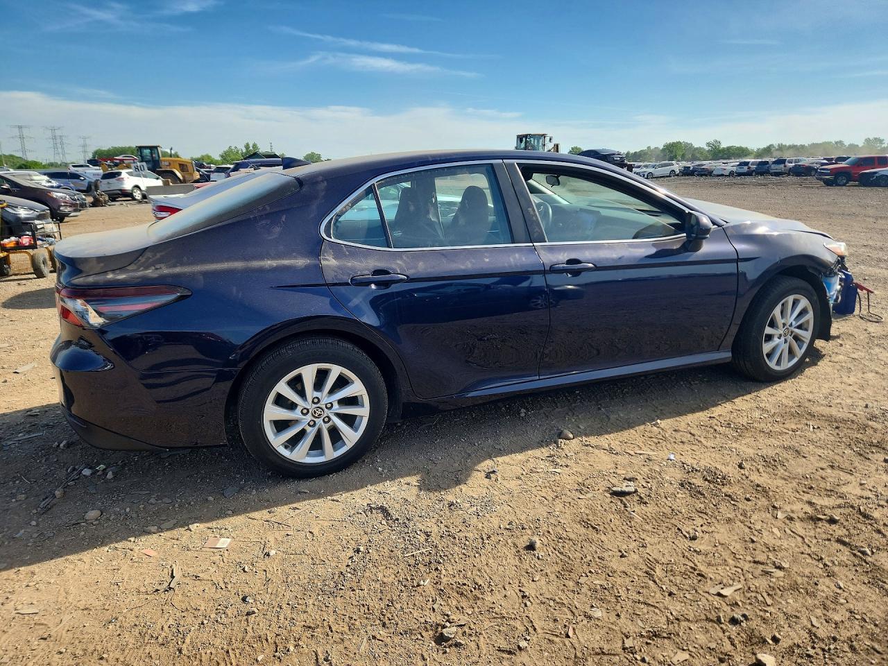 2022 Toyota Camry Le - Фото 3