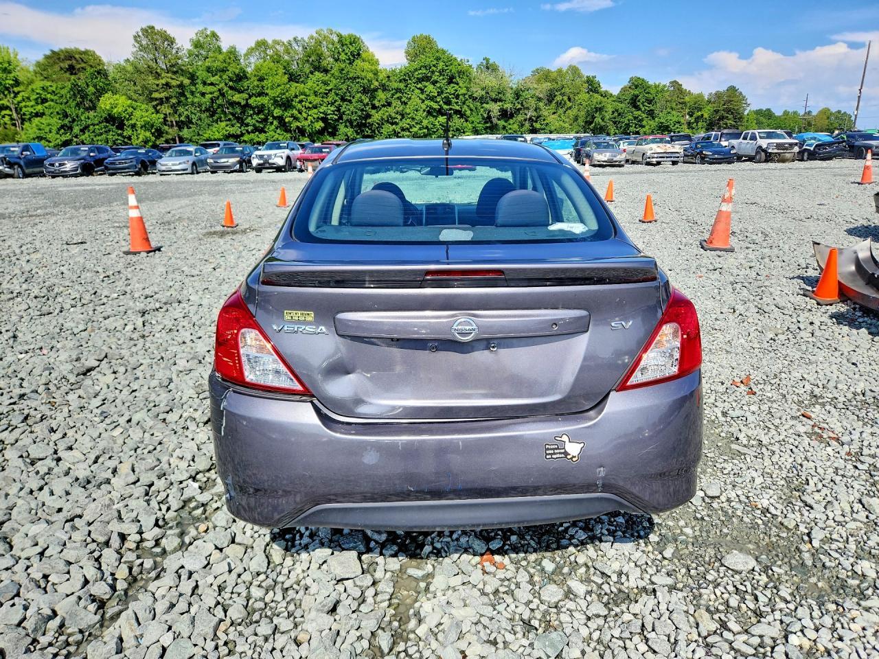 2018 Nissan Versa Sv - Image 6