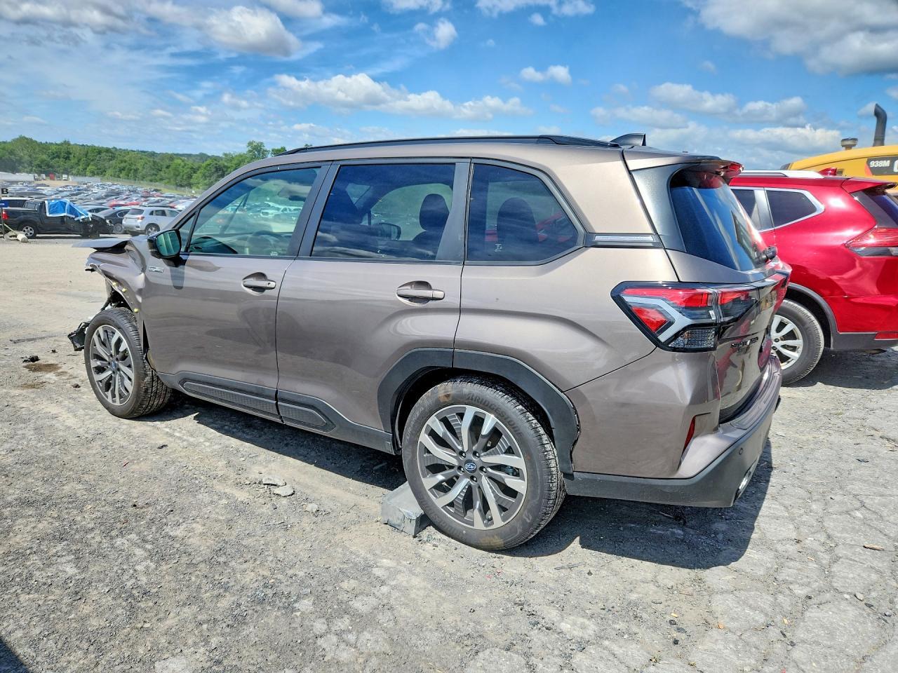 2025 Subaru Forester Touring - Фото 2