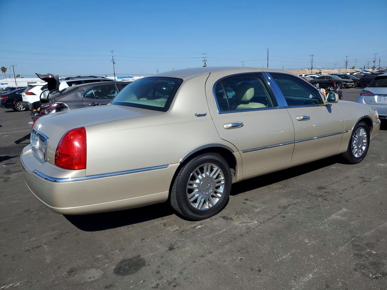 2010 Lincoln Town Car Signature Limited - Image 3