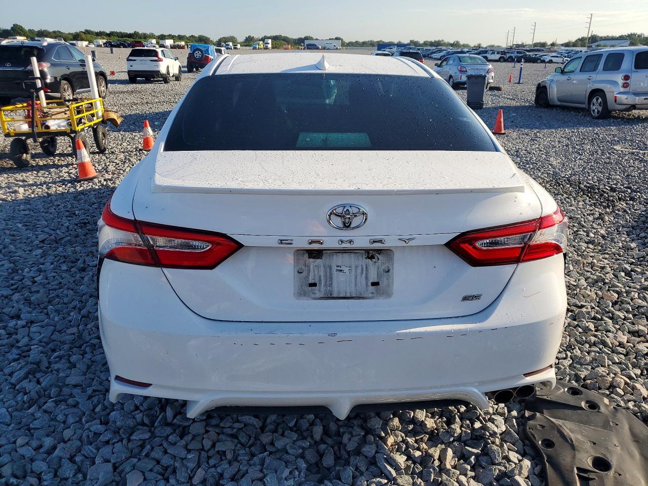 2020 Toyota Camry Se - Фото 6