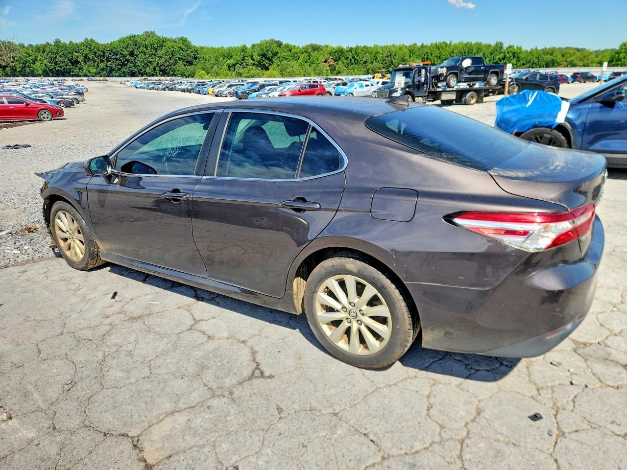 2019 Toyota Camry Le - Фото 2