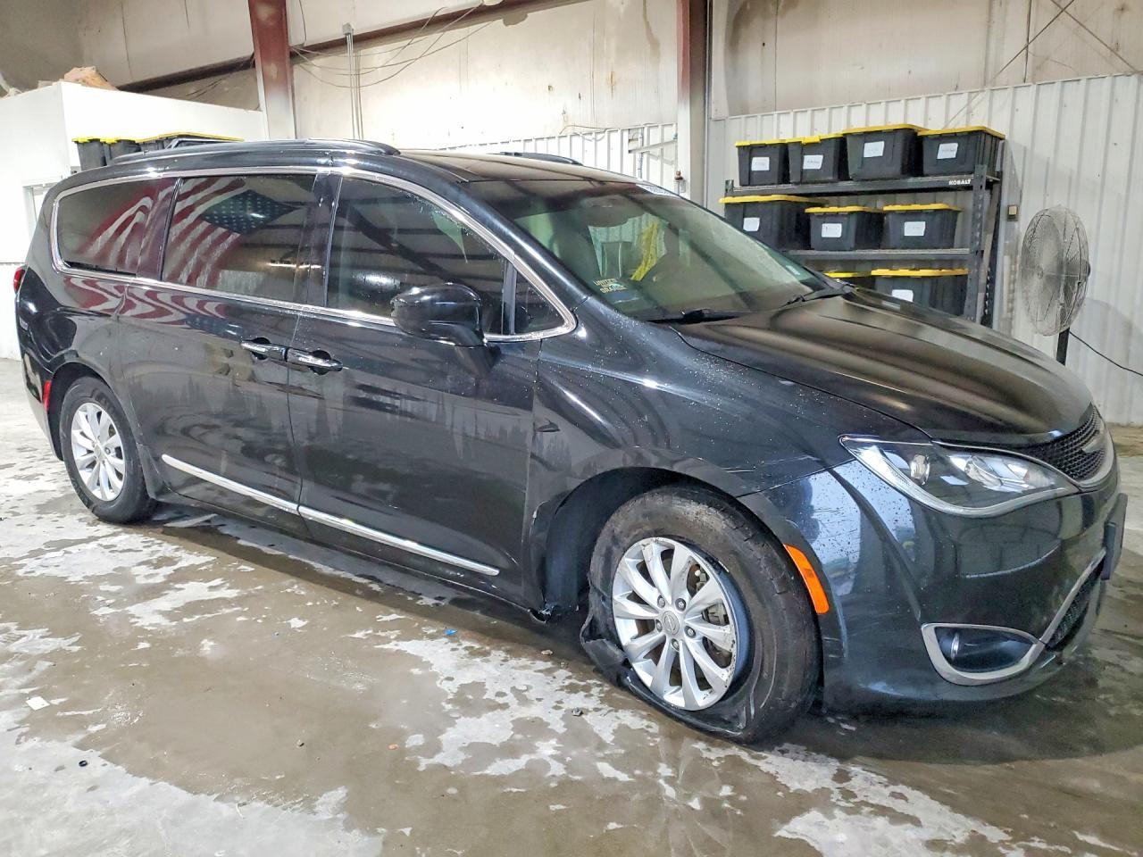 2017 Chrysler Pacifica Touring L - Image 4