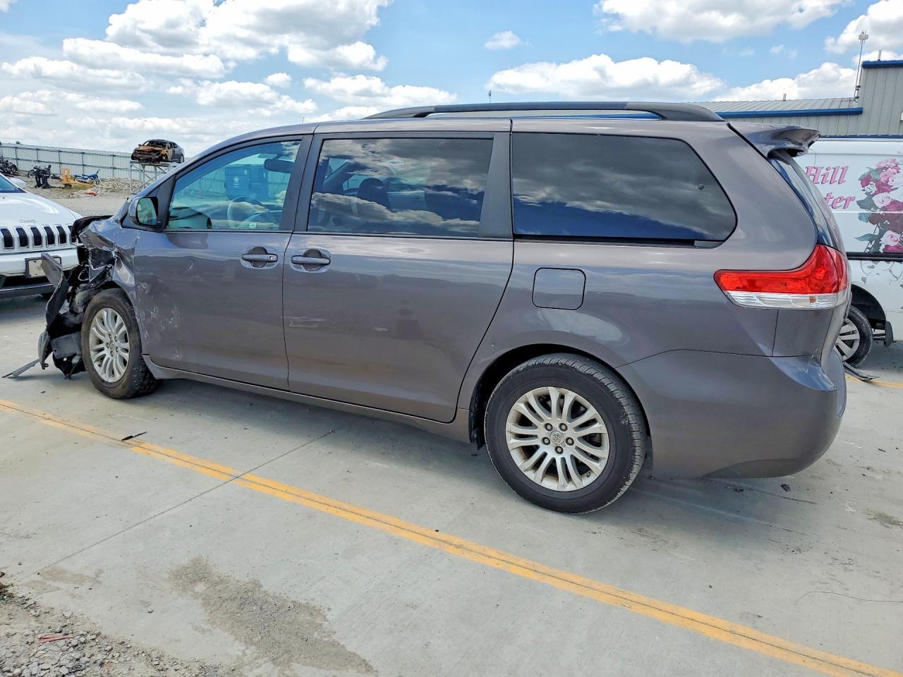 2013 Toyota Sienna Xle 8-Passenger - Фото 2