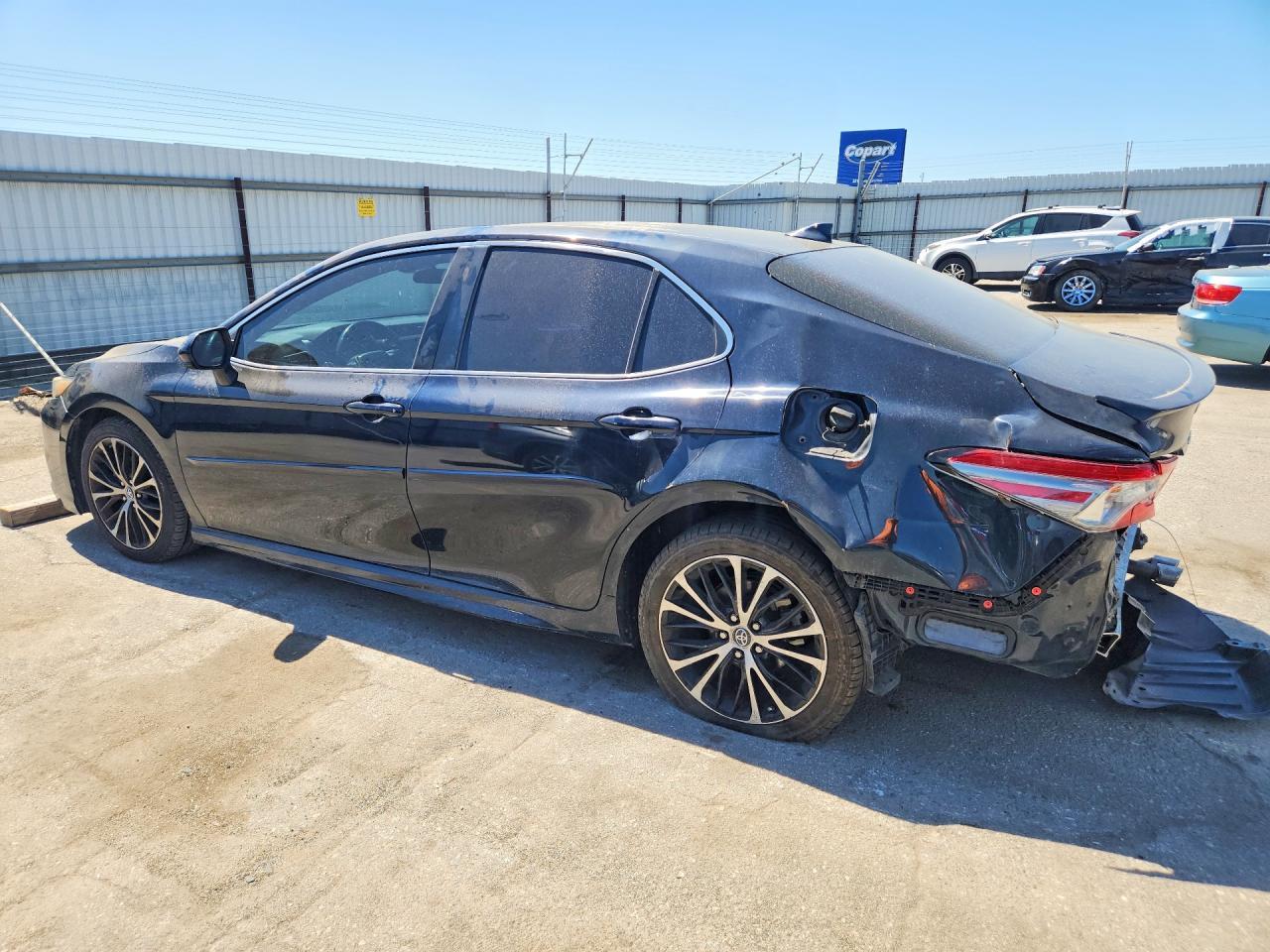 2019 Toyota Camry Se - Фото 2