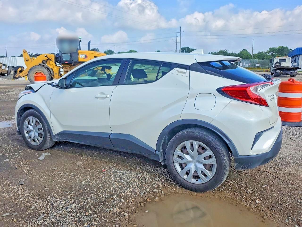 2021 Toyota C-Hr Le - Image 2