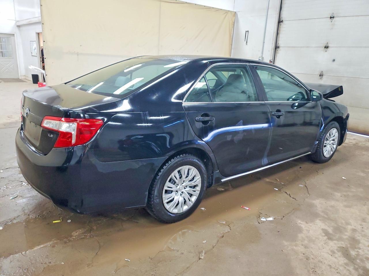 2013 Toyota Camry Le - Фото 3