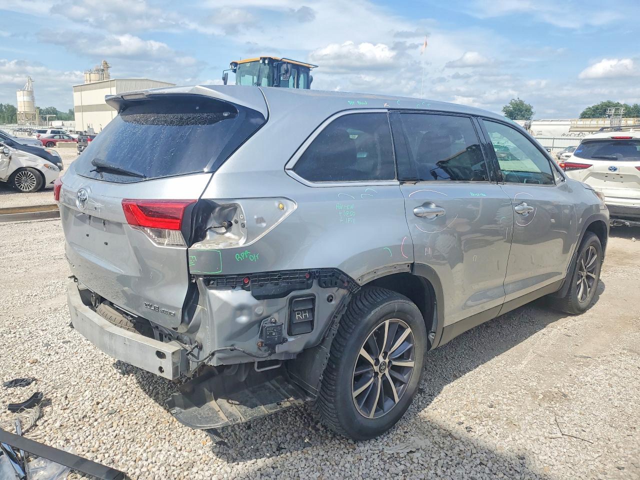 2019 Toyota Highlander Se - Image 3