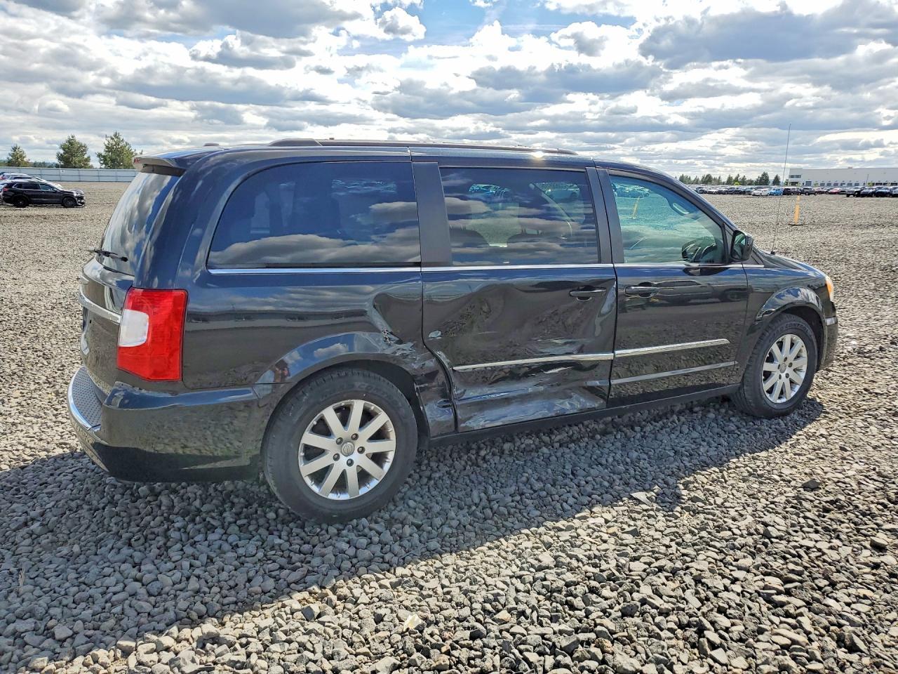 2014 Chrysler Town & Country Touring - Image 3
