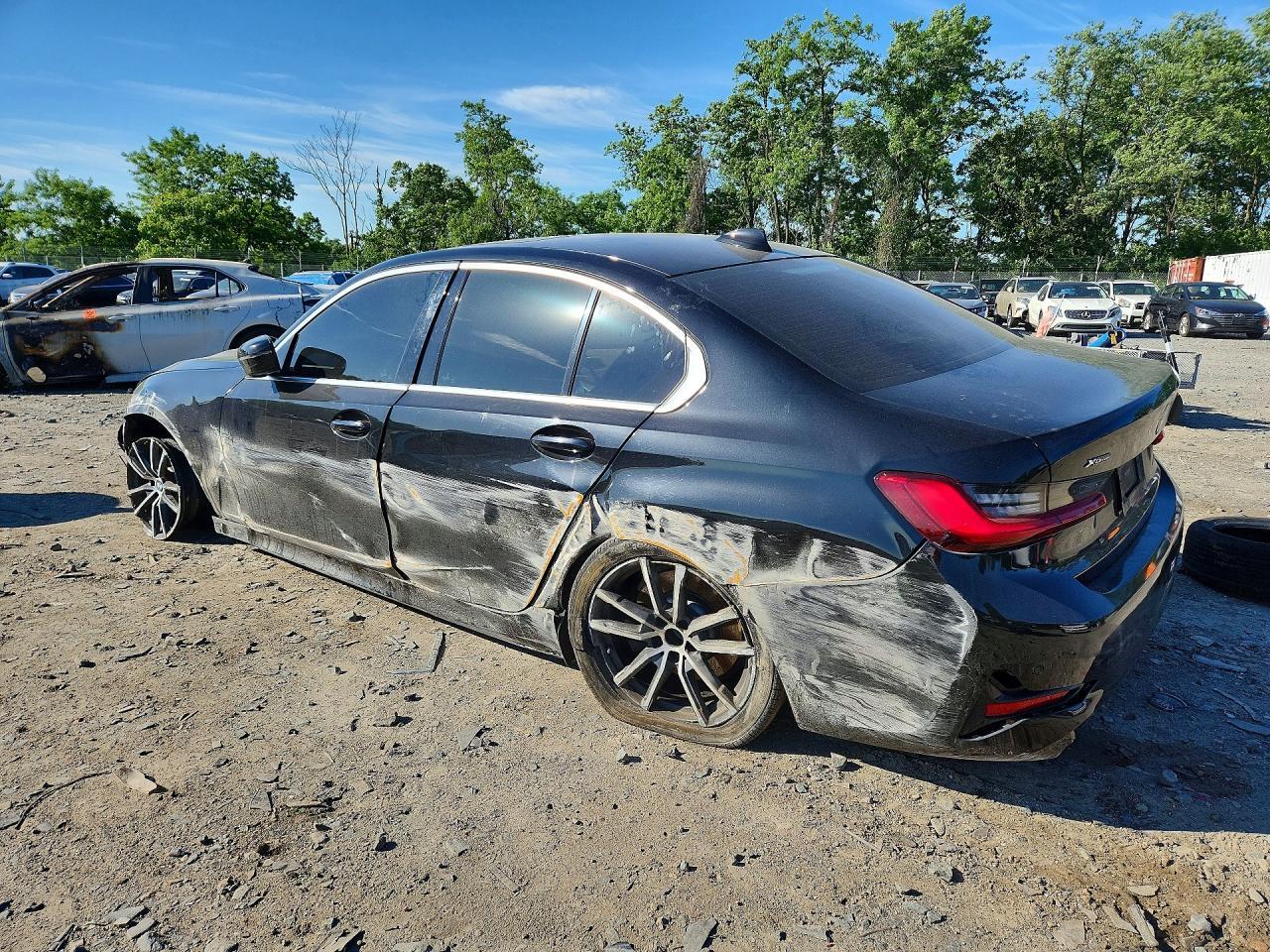 2021 BMW 330Xi - Фото 2