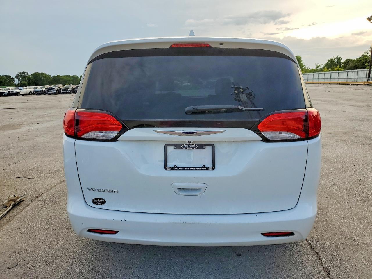 2020 Chrysler Voyager Lx - Image 6