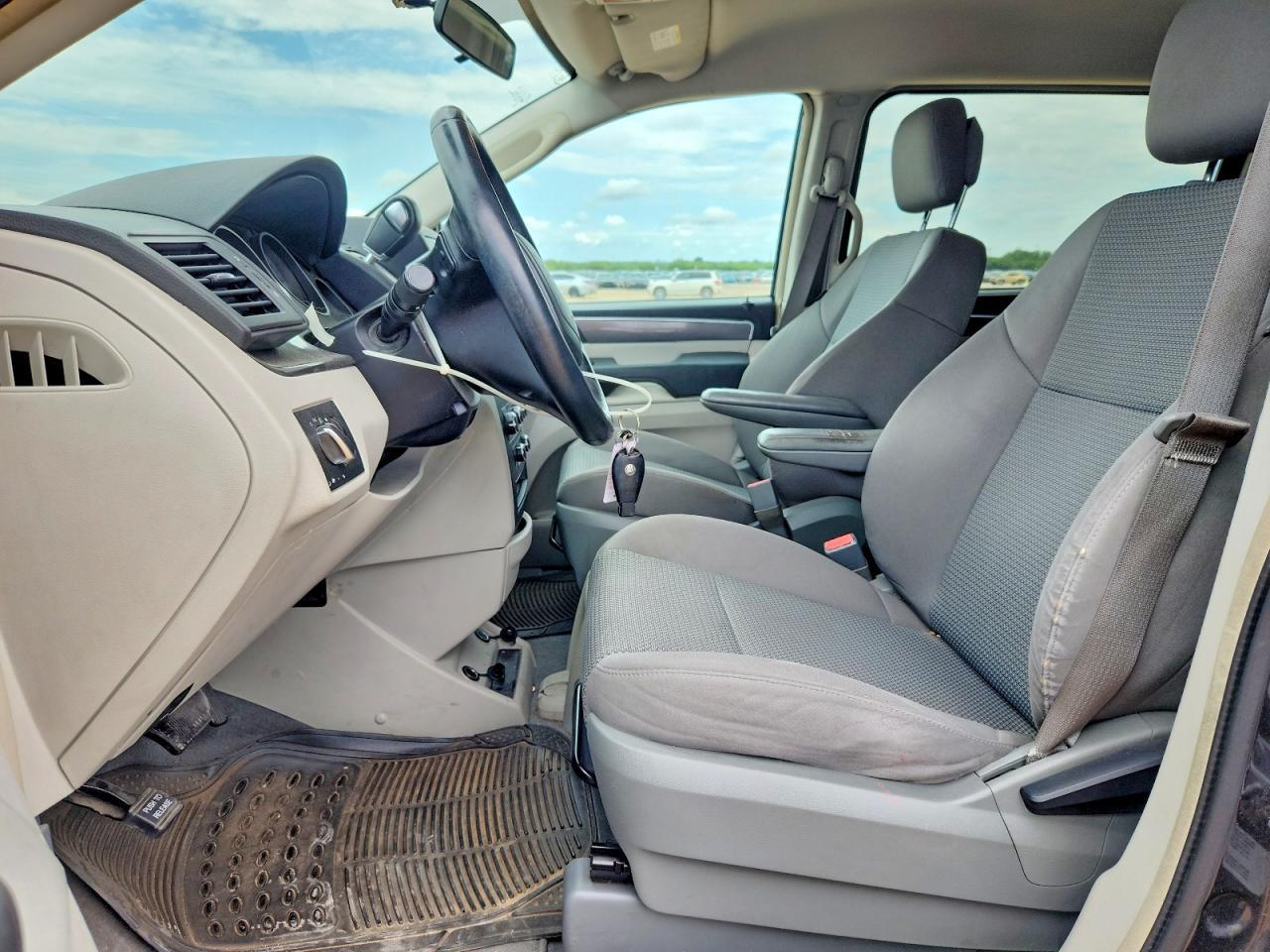 2012 Volkswagen Routan S - Фото 7