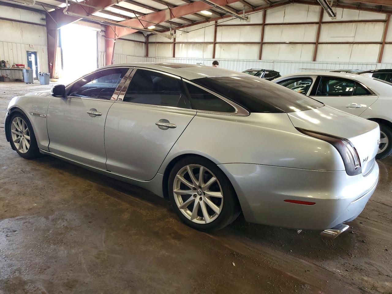 2011 Jaguar Xj - Image 2