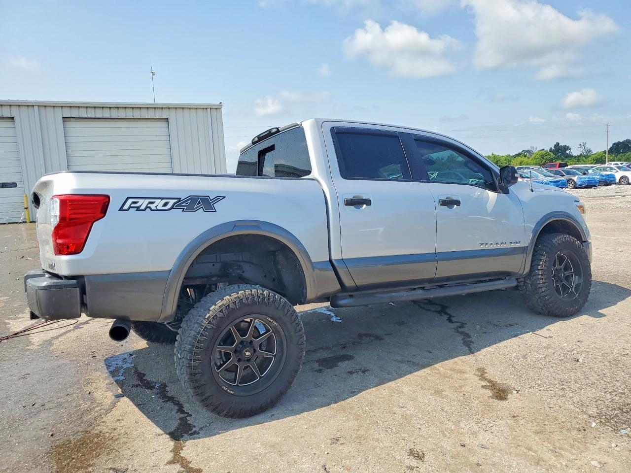2019 Nissan Titan Pro-4X - Фото 3