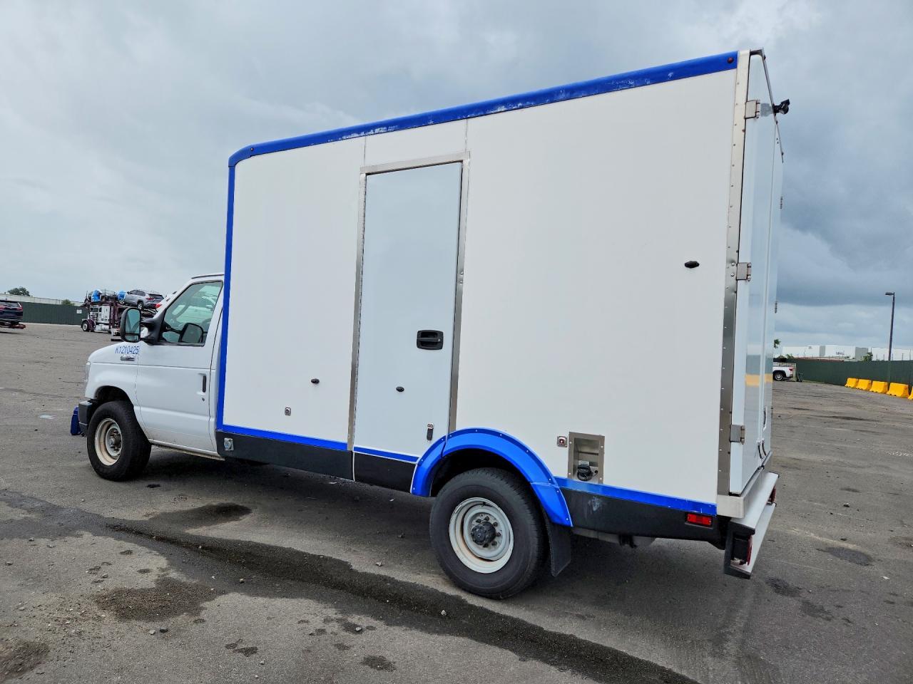 2023 Ford E350 Refrigerated Box Truck - Фото 2