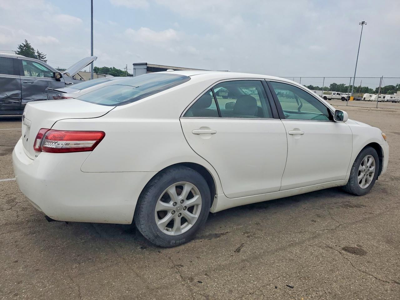 2010 Toyota Camry Le - Image 3
