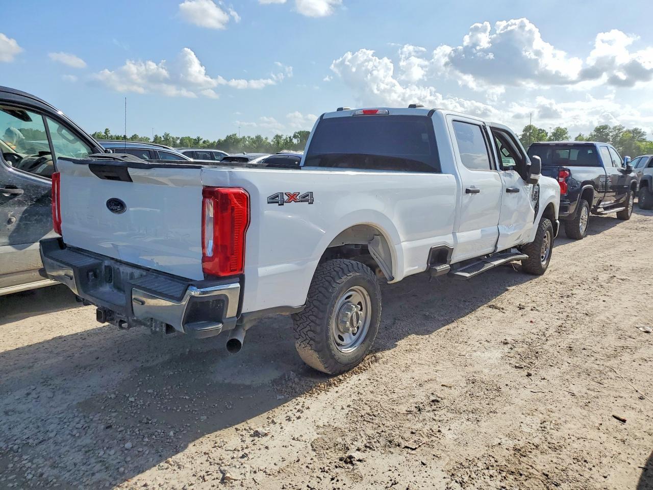 2023 Ford F350 Super Duty - Фото 3