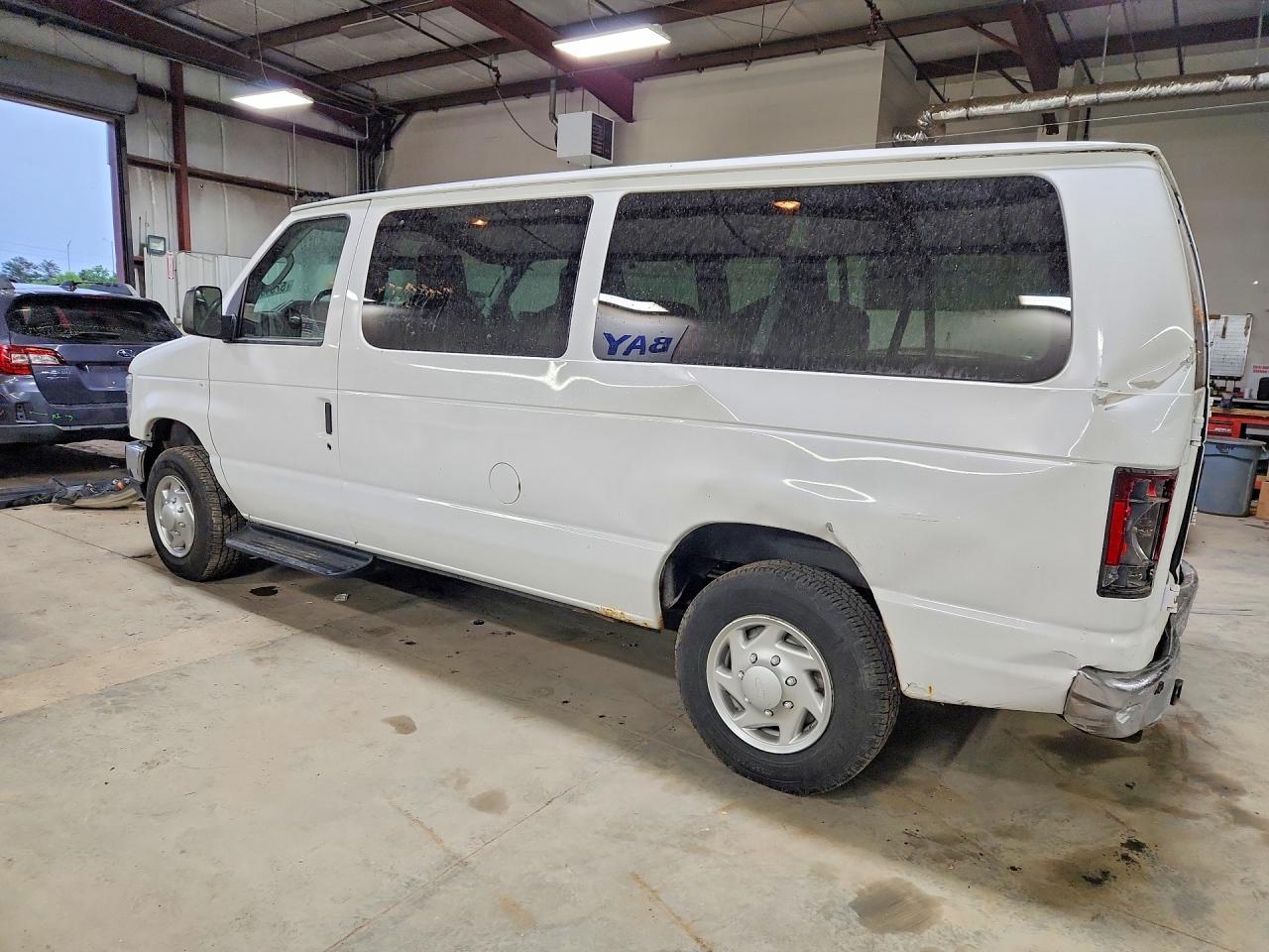 2012 Ford Econoline E150 Wagon - Фото 2