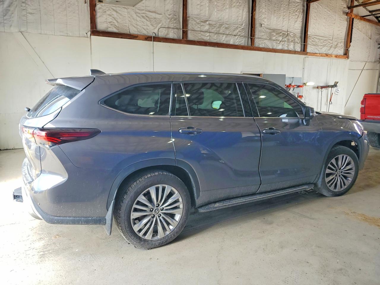2024 Toyota Highlander Platinum - Image 3